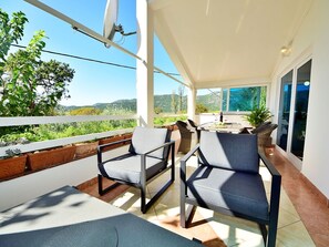 Propriété, Plante, Bleu Azur, Ombre, Chaise, Bois, Éclairage, Design Intérieur, Confort, Sol