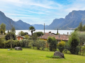 Wolke, Berg, Pflanze, Himmel, Wasser, Natur, Natürliche Landschaft, Baum, Hochland, Haus