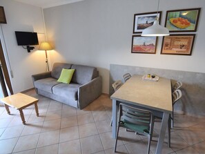 Möbel, Eigentum, Tabelle, Bilderrahmen, Couch, Interior Design, Komfort, Beleuchtung, Haus, Wohnzimmer