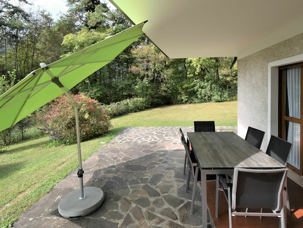 Table, Plant, Furniture, Property, Building, Tree, Shade, Chair, Wood, Flooring