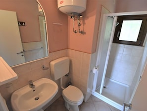 Mirror, Tap, Sink, Property, Bathroom Sink, Plumbing Fixture, White, Toilet Seat, Purple, Bathroom