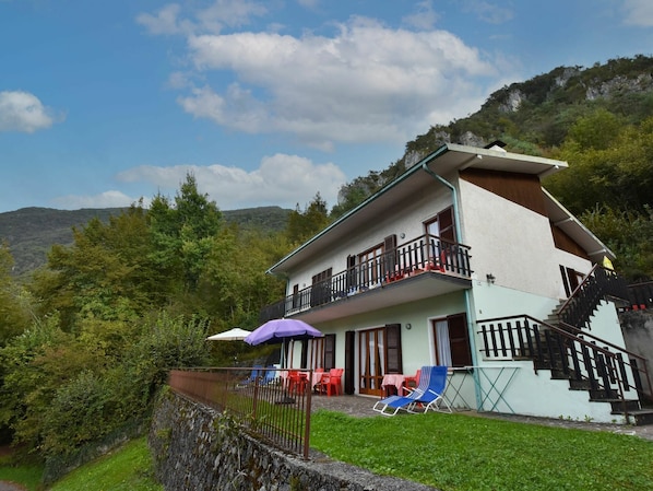 Nuage, Ciel, Plante, Propriété, Montagne, Bâtiment, Arbre, Fenêtre, Lot Terre, Paysage Naturel
