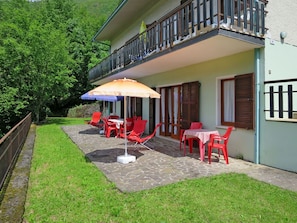 Bâtiment, Plante, Vert, Parapluie, Ombre, Chaise, Lot Terre, Table, Arbre, Fenêtre