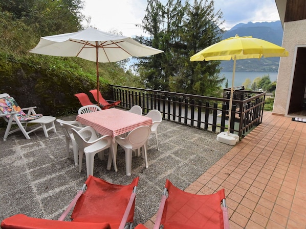 Plante, Meubles, Propriété, Parapluie, Chaise, Ciel, Tableau De Plein Air, Mobilier De Jardin, Ombre, Architecture