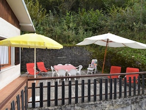 Meubles, Parapluie, Bâtiment, Table, Ombre, Mobilier De Jardin, Clôture, Arbre, Tableau De Plein Air, Chaise