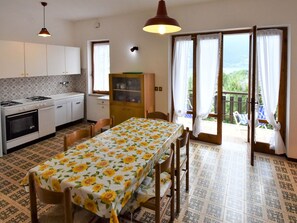 Cabinetry, Möbel, Tabelle, Countertop, Pflanze, Fenster, Küche, Beleuchtung, Interior Design, Fussboden