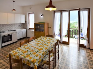 Cabinetry, Meubles, Table, Comptoir, Plante, Fenêtre, Cuisine, Éclairage, Design Intérieur, Sol