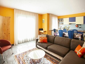Möbel, Eigentum, Couch, Tabelle, Beleuchtung, Komfort, Orange, Wohnzimmer, Interior Design, Stuhl
