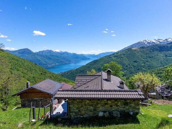 Himmel, Berg, Wolke, Pflanze, Eigentum, Ökoregion, Grün, Natürliche Landschaft, Azurblau, Hochland