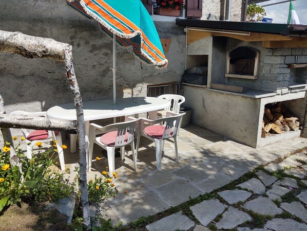 Pflanze, Tabelle, Gebäude, Schatten, Haus, Blume, Tisch Im Freien, Stuhl, Gartenmöbel, Strassenbelag