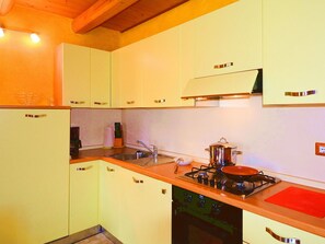 Küche, Küchengerät, Countertop, Major Appliance, Interior Design, Holz, Herd, Herd, Flooring, Gasherd