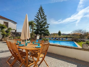 Ciel, Plante, Nuage, L'Eau, Table, Meubles, Bleu Azur, Bâtiment, Arbre, Mobilier De Jardin