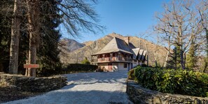 Vue de la maison  à votre arrivée.
View of the house upon arrival.