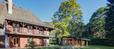 vue du jardin (maison et annexe "spa & sauna").
Garden view (house & annex)