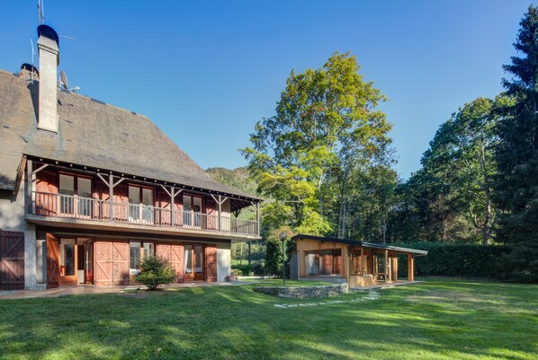 vue du jardin (maison et annexe "spa & sauna").
Garden view (house & annex)