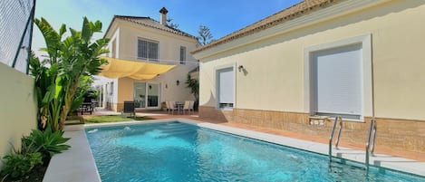 Piscina Privada, sin vecinos proximos para disfrutar de una gran intimidad.