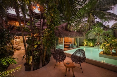 Villa frente a la playa en la jungla con piscina privada