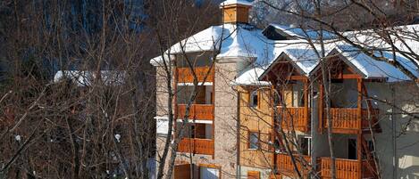 Enjoy easy access to the ski lifts right out your door!