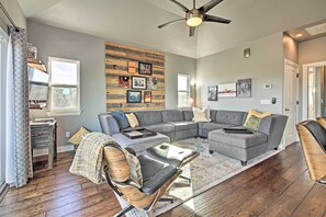 Living Room | Free WiFi | Smart TV | Central A/C & Heat