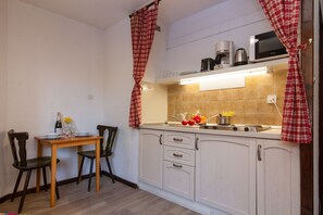 Cocina con una pequeña mesa de comedor