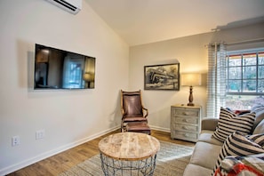 Living Room | Queen Sleeper Sofa | Free WiFi | Smart TV