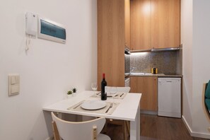 You have a dining table to have great moments with your friends.