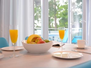 Florida App.6 Samstag - Blick auf den Essbereich mit Zugang auf den Balkon