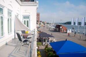 Hinter der Stoffabtrennung befindet sich der Balkon des Traumdomizils