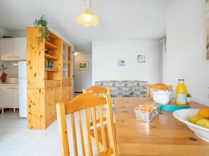 Tabelle, Holz, Orange, Stuhl, Beleuchtung, Gelb, Interior Design, Gebäude, Fussboden, Wohnzimmer