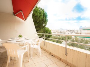 Nuage, Ciel, Meubles, Table, Plante, Chaise, Bâtiment, Mobilier De Jardin, Bois, Ombre