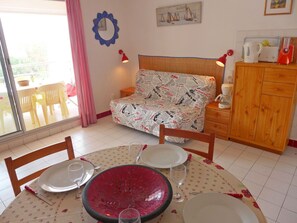 Zimmer, Möbel, Eigentum, Rot, Interior Design, Fussboden, Tabelle, Haus, Schlafzimmer, Wohnzimmer