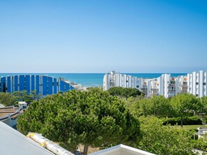 Acqua, Pianta, Costruzione, Giorno, Proprietà, Cielo, Piscina, Azzurro, Albero, Corpo D'Acqua