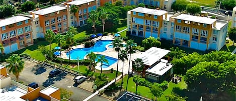 Pool area and direct access to the beach.