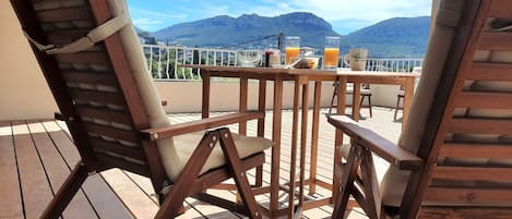 Magnifique terrasse de 70m2 avec vue sur le village et l'église