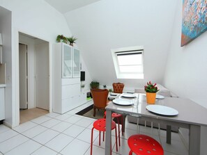 Tabelle, Möbel, Eigentum, Bilderrahmen, Pflanze, Zimmerpflanze, Holz, Interior Design, Stuhl, Flooring