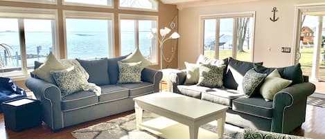 Living room with panoramic views of the lake 