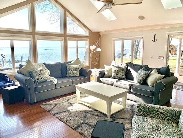 Living room with panoramic views of the lake 