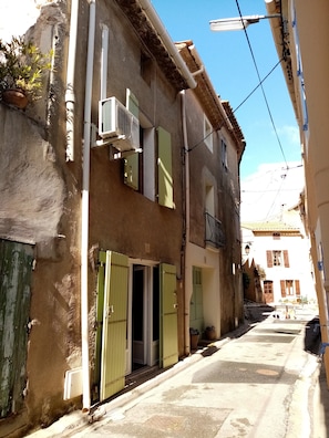 Maison de village
Rue calme
Voir sans issue 