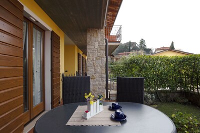 Apartment “Pure Relaxation Between Lake and Mountains” with Pool, Terrace, Jacuzzi & Wi-Fi