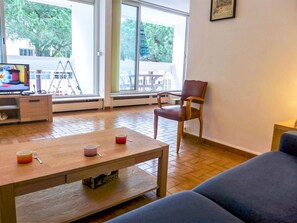 Zimmer, Eigentum, Möbel, Gebäude, Interior Design, Wohnzimmer, Haus, Fussboden, Tabelle, Grundeigentum