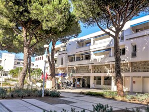 Property, Building, Residential Area, Neighbourhood, Mixed-Use, Town, Real Estate, Architecture, House, Human Settlement