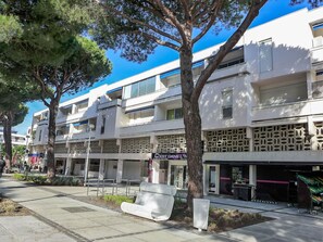 Building, Plant, Daytime, Window, Tree, Sky, House, Urban Design, Neighbourhood, Condominium