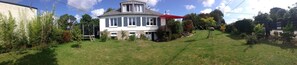 maison de face avec une vue du terrain