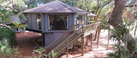 Elevated unique Treehouse-style Villa !