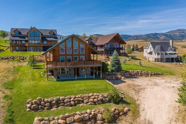 ELK RIDGE LODGE with plenty of parking. boats car park in front of the rocks