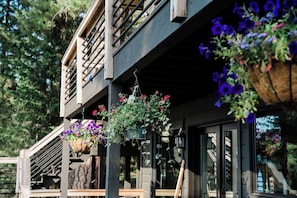Enjoy your time grilling on the deck or enjoy lake views from inside the house!