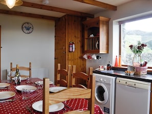 Kitchen/diner | Beudy Bach, Cilgwyn, near Caernarfon
