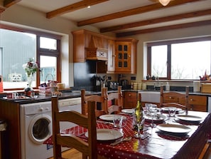 Kitchen/diner | Beudy Bach, Cilgwyn, near Caernarfon