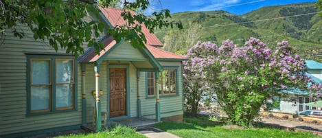 Glenwood Springs Vacation Rental | 3BR | 1BA | 1 Step Required for Entry