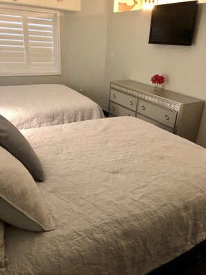 2 queen size bed, ceiling fan and RoKu TV